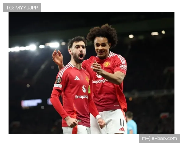 镜头聚焦:看台上一位曼联小球迷目睹球队丢球后失望落泪 镜头聚焦:看台上一位曼联小球迷目睹球队丢球后失望落泪